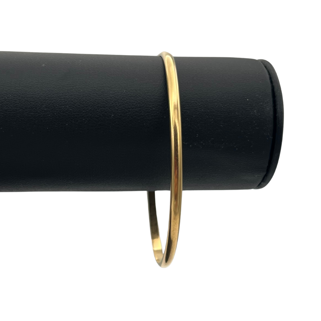 Vintage 18k yellow gold high polish bangle slightly oval - 1