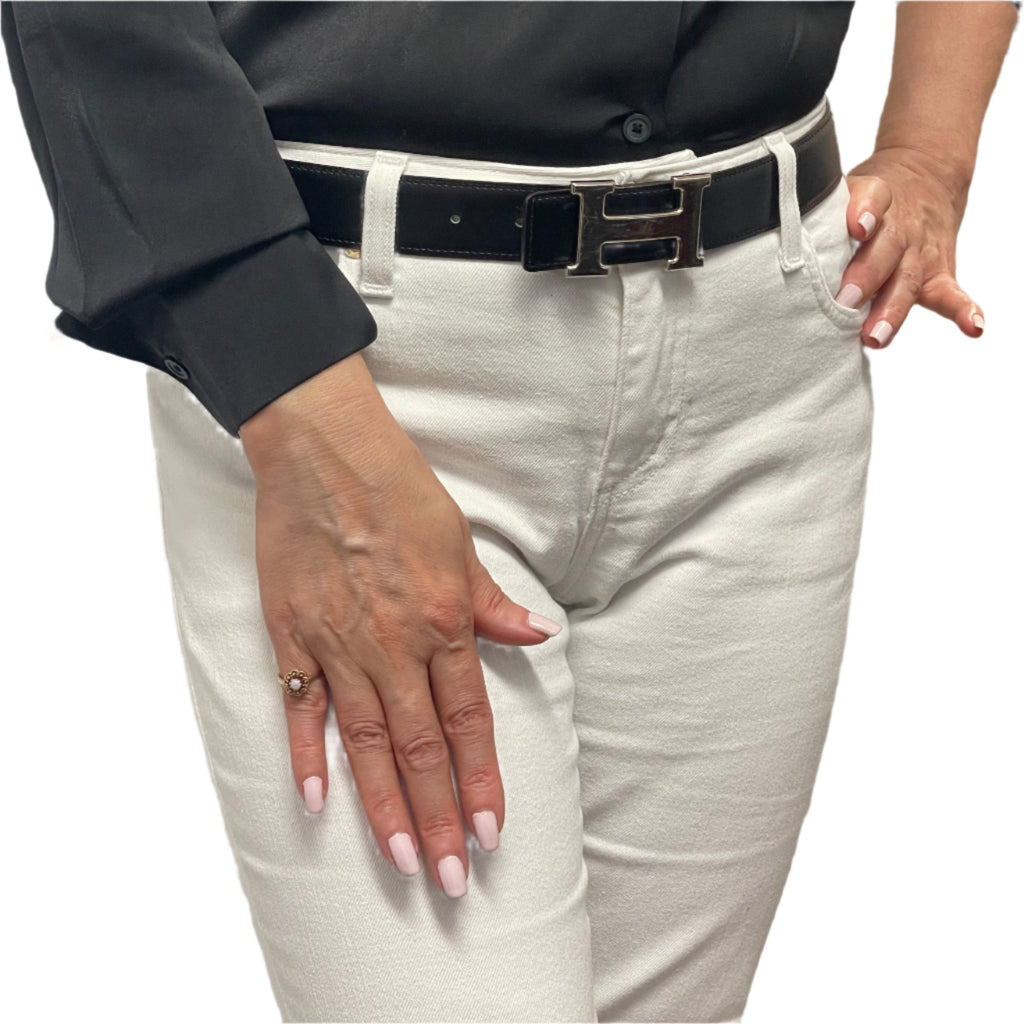 Lovely 14K yellow gold ring. A beautiful opal is set in the heart of the flower and 8 small garnets serve as petals in an openwork decor.